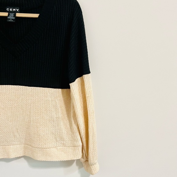 Ceny Vneck Waffle Knit Black and Beige Sweater - Picture 3 of 4